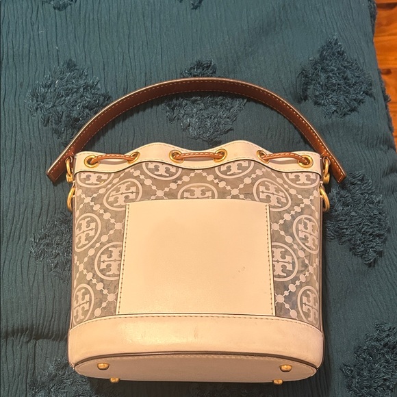Tory Burch White Logo Drawstring Bucket Shoulder Bag with Brown Handle. - Picture 2 of 6